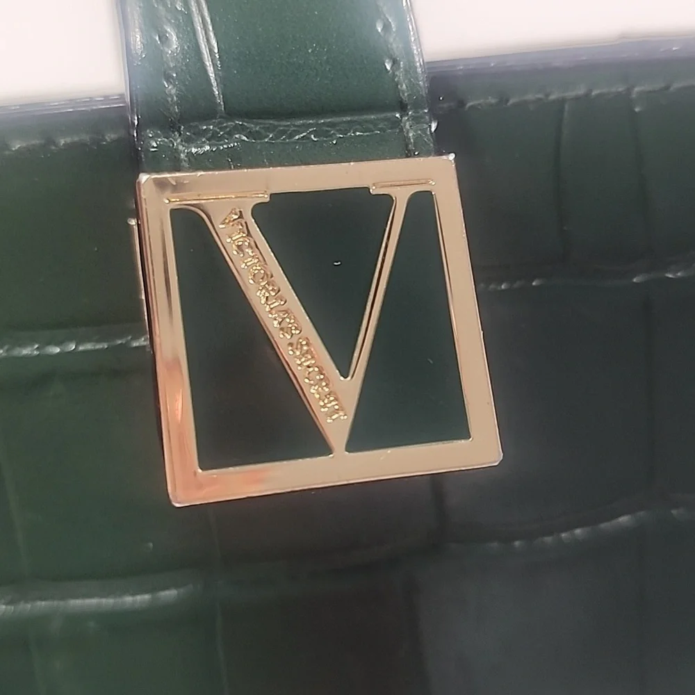 Victoria's Secret Green Embossed Card Holder. - Picture 3 of 7